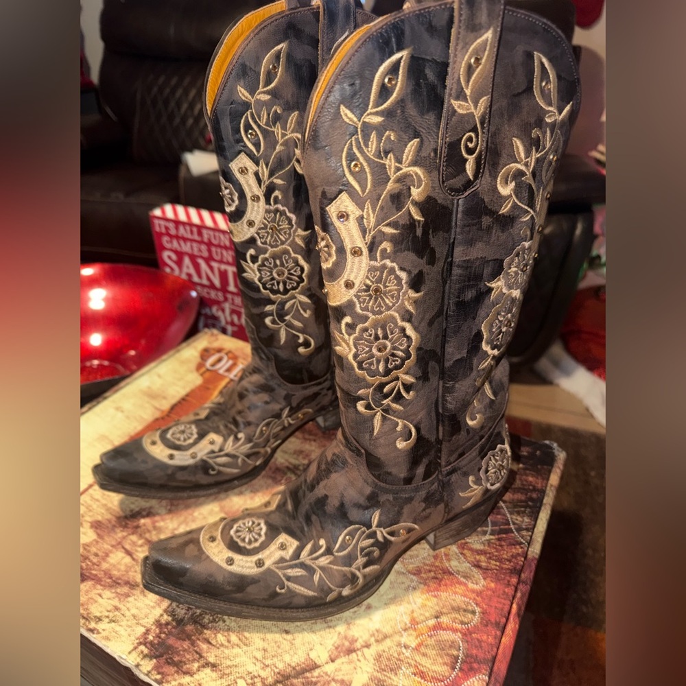 Old Gringo Women's Chocolate
Brown Lucky Horseshoe Snip Toe
Cowgirl Boots